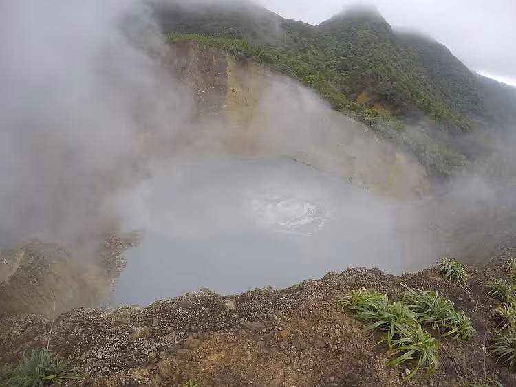 Kokende innsjø i et krater med dampsskyer, Dominica
