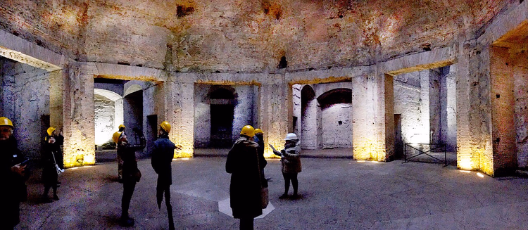 Den åttekantede salen i Domus Aurea med besøkende i vernehjelm