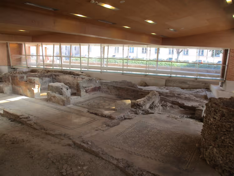 Ruïnes van een Romeinse domus met mozaïeken onder een glazen paviljoen