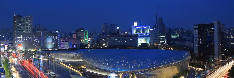 Seul'deki Dongdaemun Tasarım Plaza'nın gece panoraması