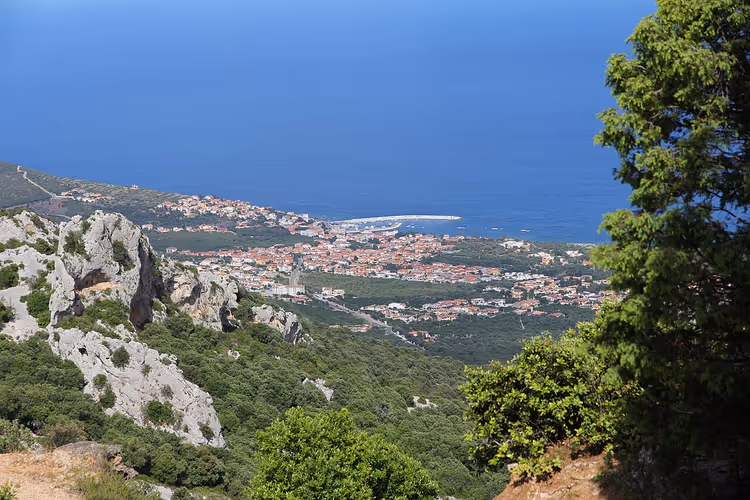 Deniz ve limanla Cala Gonone panoraması