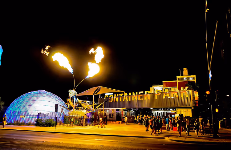 Container Park 's nachts met bord en lichtjes