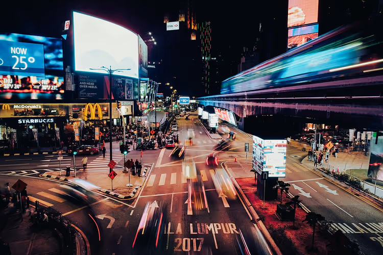 Gece monoray ve dükkân tabelalarıyla Bukit Bintang kavşağı