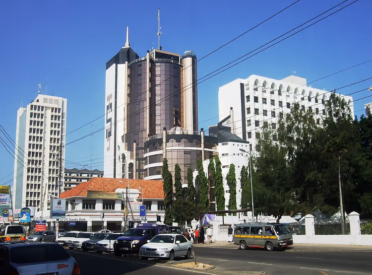 Straat in het centrum van Mombasa met auto's en hoogbouw