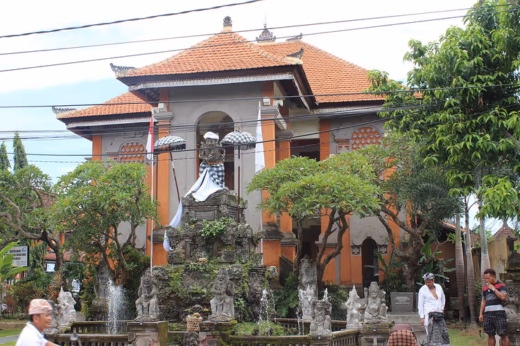 Ubud'da oymalı kapıları olan Bali tapınağı