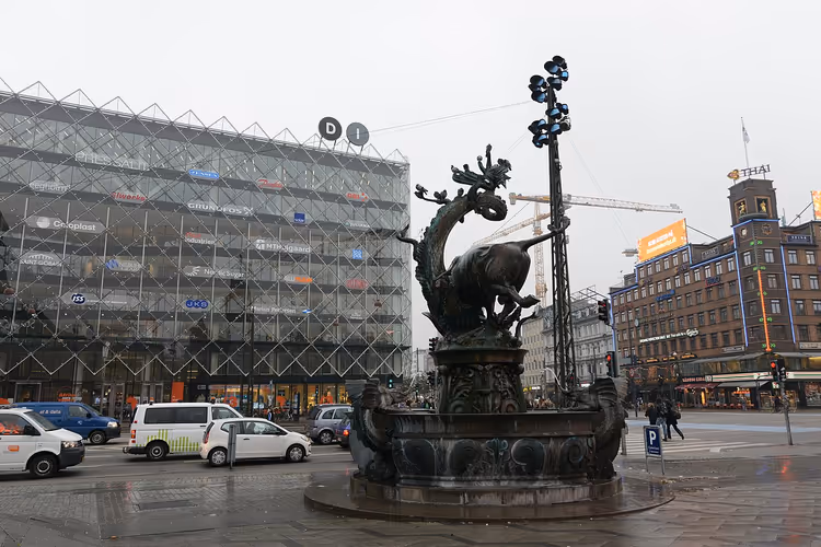 Bronsefountain med drage på en byplass