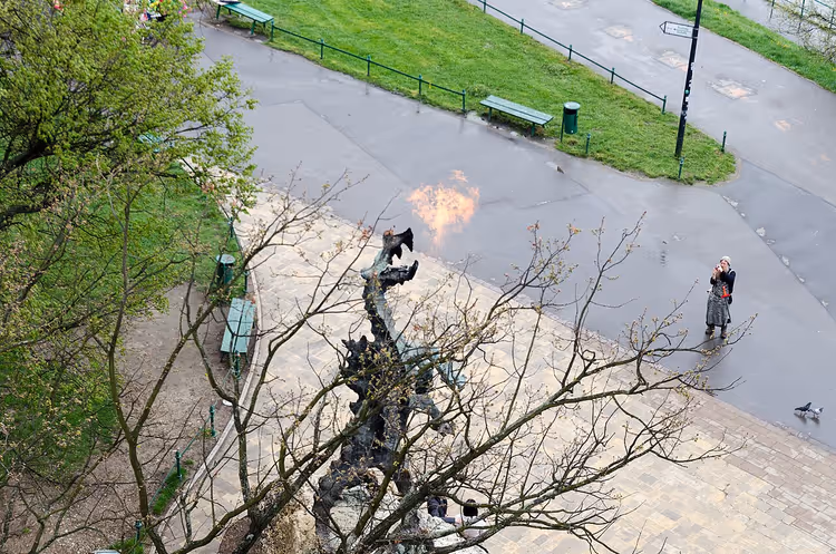 Metalen draak die vuur spuwt op de Wawelheuvel