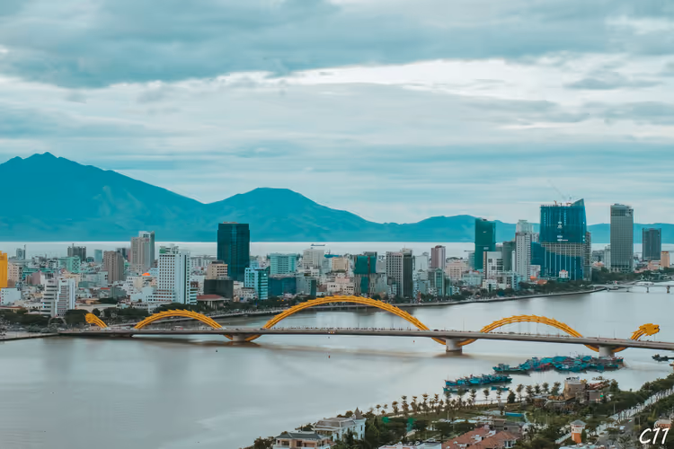 Da Nang van bovenaf en de Drakenbrug