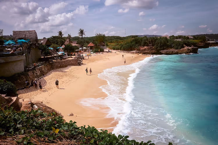 Dream Beach auf Nusa Lembongan mit türkisfarbenem Wasser