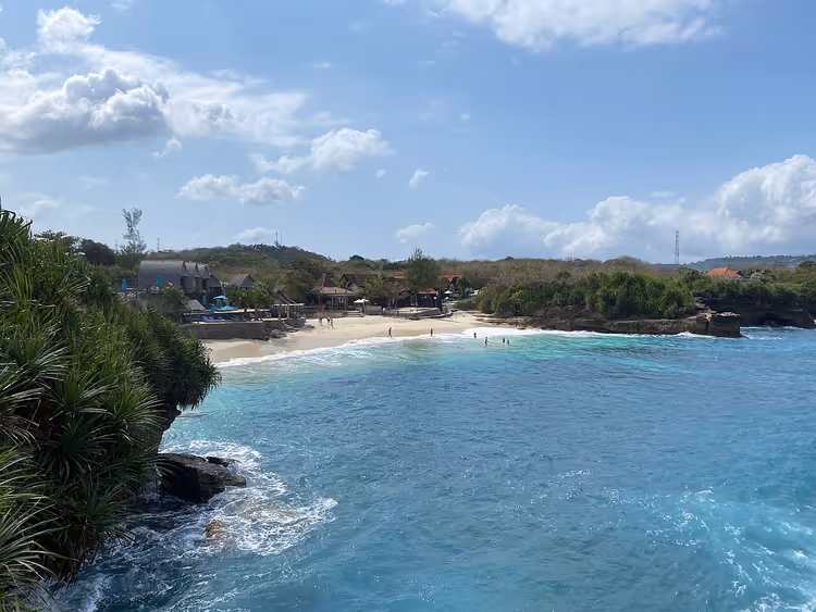 Dream Beach med hytter og turkist vann