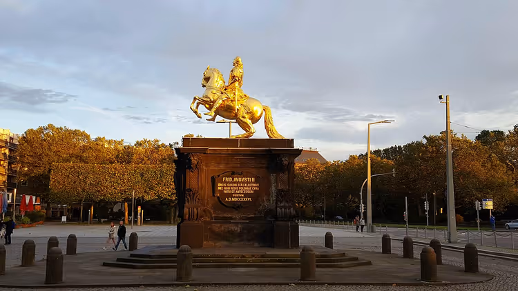 Sonbaharda Dresden'de bir meydanda kaide üzerinde Altın Atlı