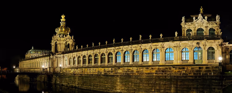 Le Zwinger à Dresde de nuit, illuminé