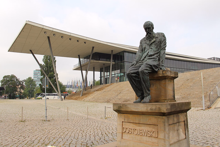 Dresden Kongre Merkezi'nin yanında bronz Dostoyevski heykeli