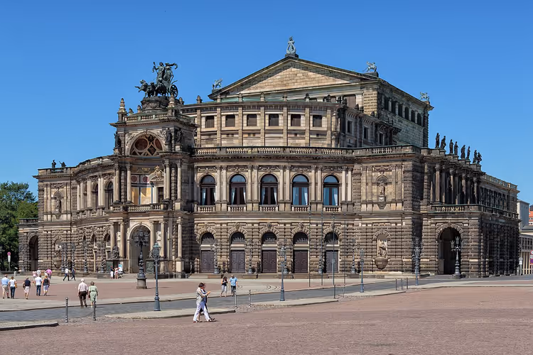 Gündüz Dresden'deki Semper Opera Binası'nın cephesi
