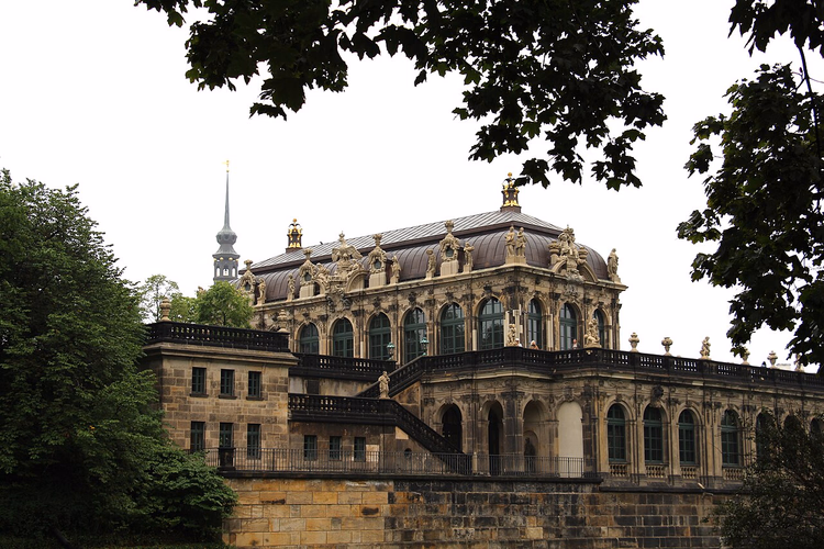 Zwinger duvarının üzerinde Kraliyet Matematik ve Fizik Aletleri Kabinesi'nin pavyonu