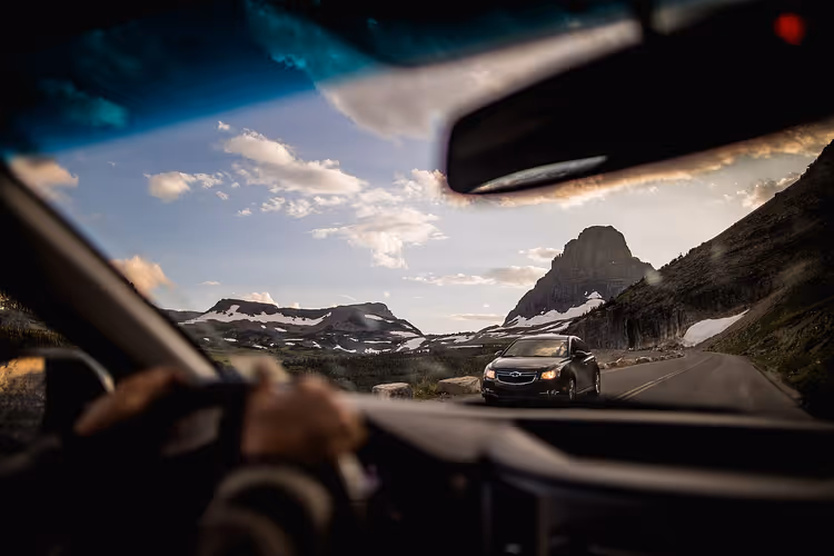 Blick aus dem Auto auf eine Bergstraße