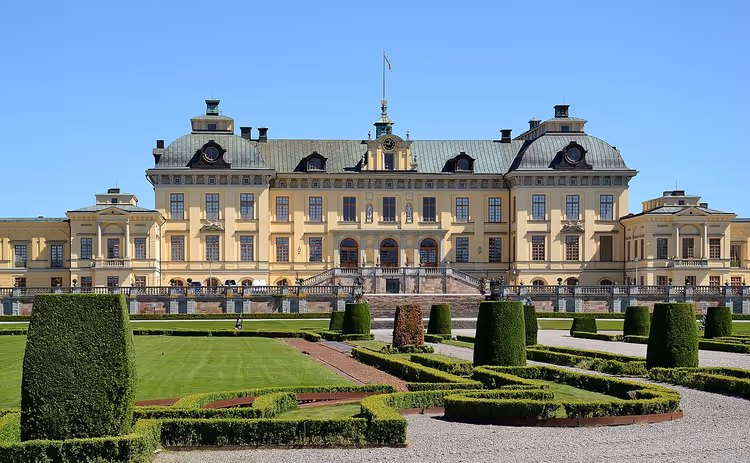 Slot Drottningholm met zijn statige gevel en park