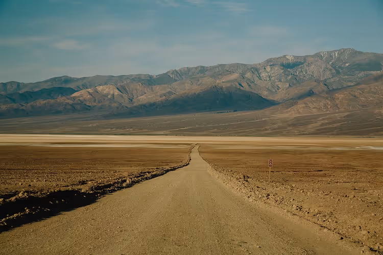 Dağlara doğru bir çöl vadisinden geçen toprak yol
