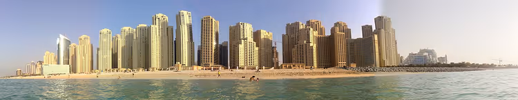 Panorama over Jumeirah Beach med Dubais skyskrapere