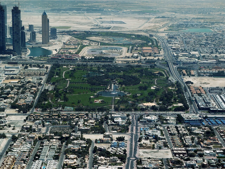 Al Safa Park van bovenaf tussen Dubai wijken