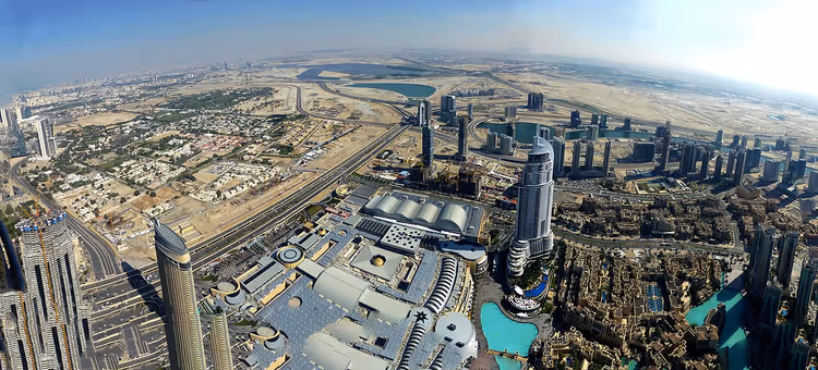 Dubai'nin havadan panoramik görünümü: gökdelenler ve otoyol