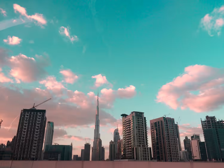 أفق دبي مع برج خليفة بين السحاب