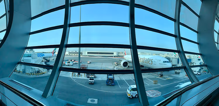 Utsikt fra terminalvinduet på et Emirates-fly