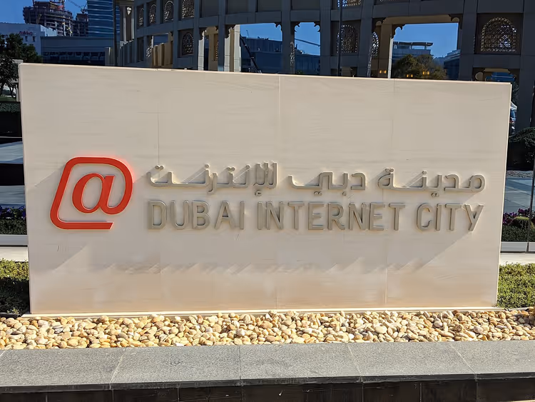 Steinskiltet til Dubai Internet City med @-logo i Dubai