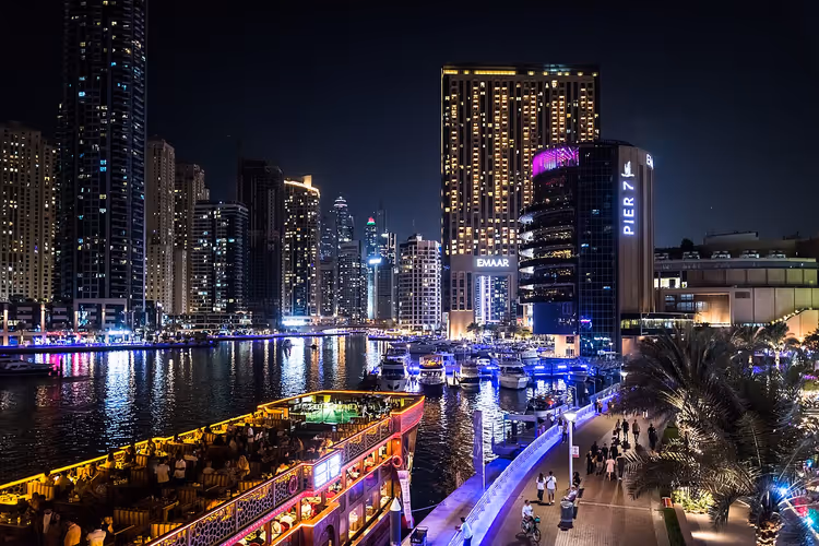 Dubai Marina om natten med høyhus og båter