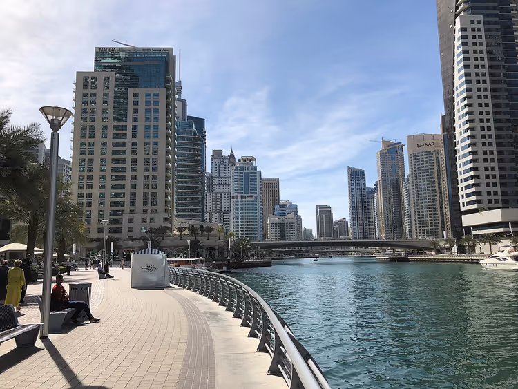 Dubai Marina mit Wolkenkratzern und Brücke am Wasser