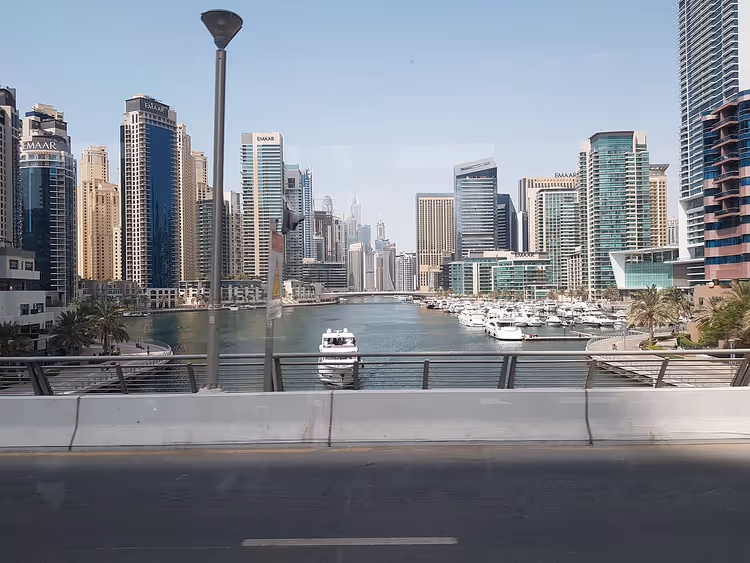Panorama over Dubai Marina med vann og skyskrapere