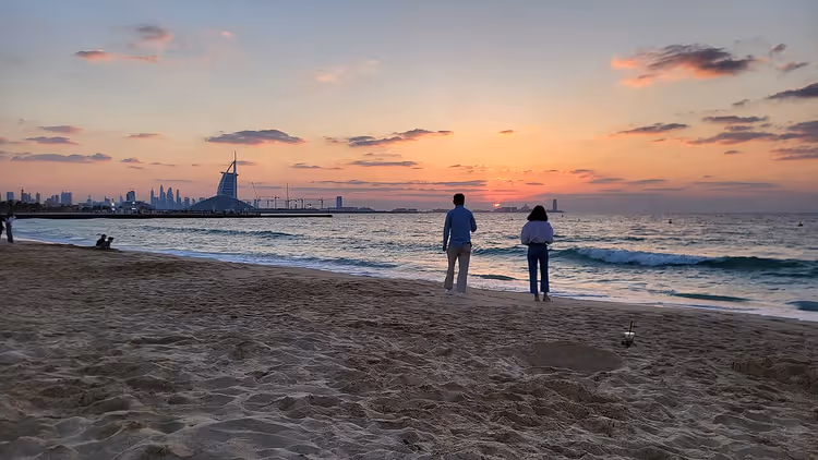 شاطئ جميرا عند الغروب مع إطلالة على برج العرب