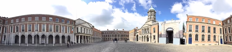 Panorama av gårdsplassen ved Dublin Castle