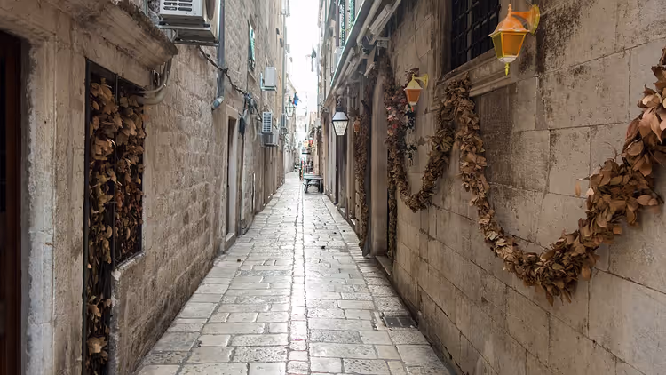 Eski Dubrovnik'in fenerli dar taş sokağı