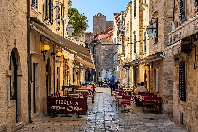 Gasse in der Altstadt von Dubrovnik mit Straßencafés