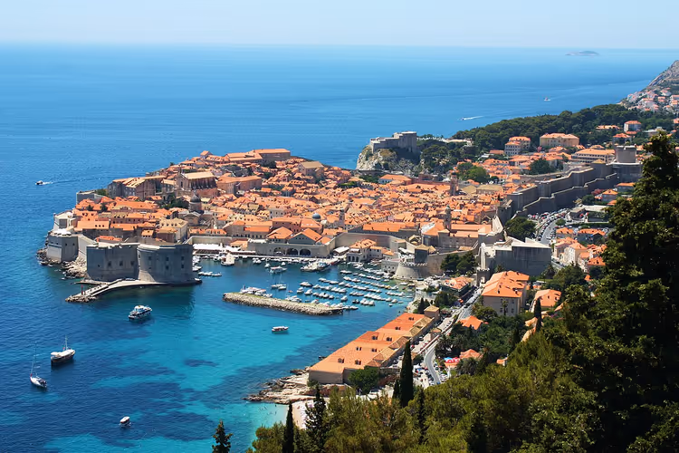 Panorama von Dubrovnik mit Stadtmauern und dem Meer