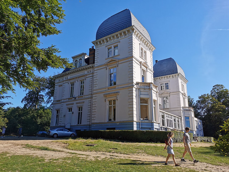 Kasteel van Duden en gazon in het Dudenpark