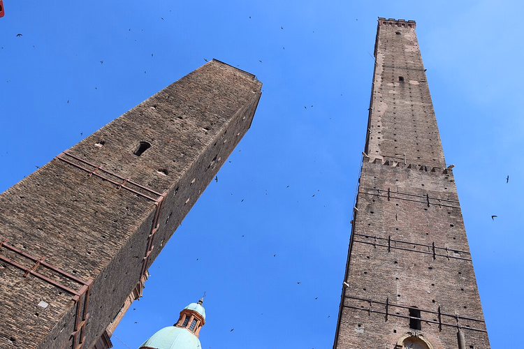 Asinelli- og Garisendatårnene i Bologna, sett nedenfra