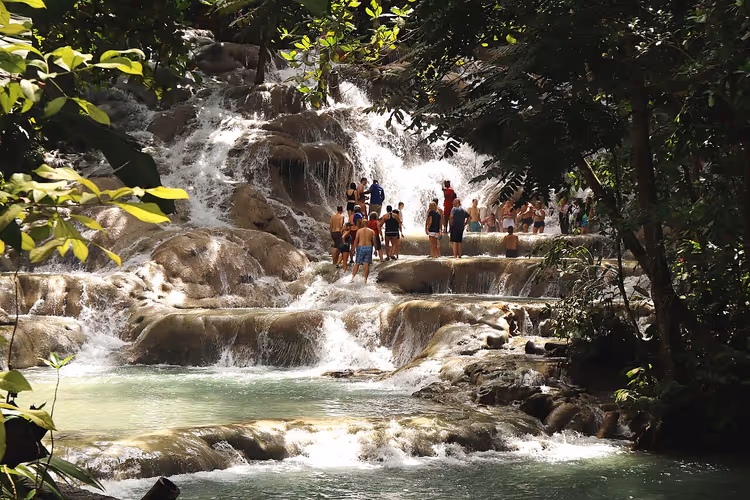 Dunn's River Falls med turister på klippene