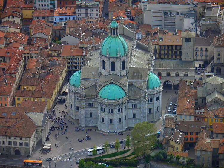 Duomo i Como med grønne kupler, sett fra luften