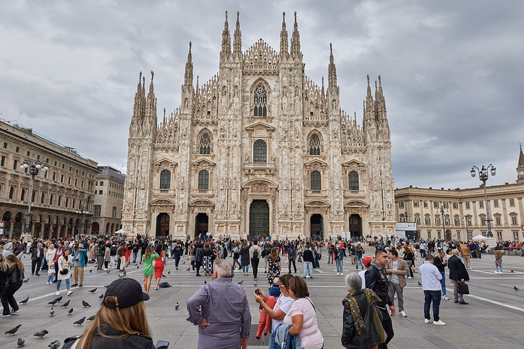 Milano Katedrali ve Piazza del Duomo'daki turistler