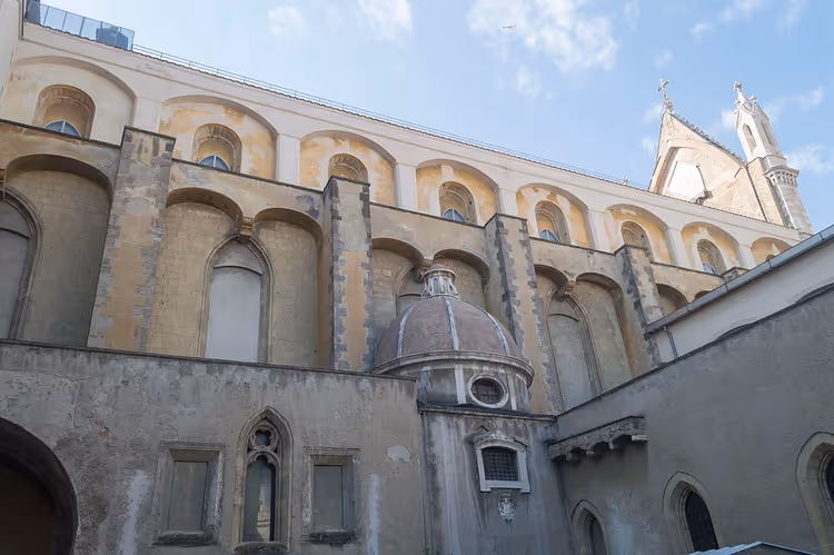 Eksteriøret til Napolis katedral med kuppelen