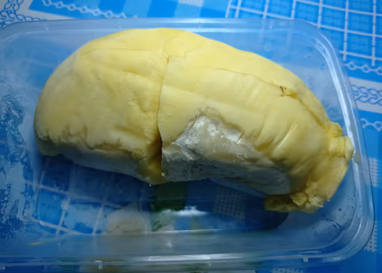Plastik kapta soyulmuş durian dilimleri