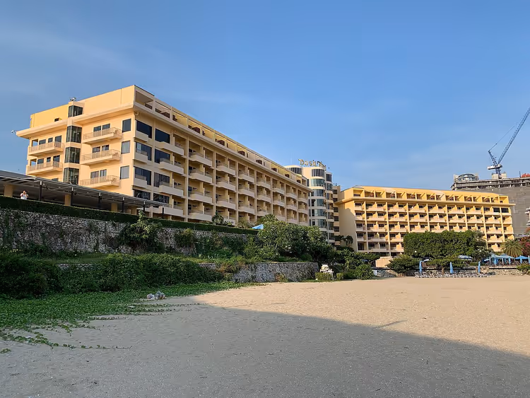 Geel Dusit Thani hotel op Pattaya Beach
