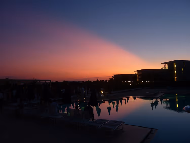 Zonsondergang boven het zwembad van hotel Falkensteiner in Petrcane