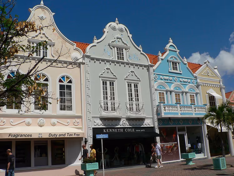 Aruba Oranjestad'da parlak Hollanda binaları