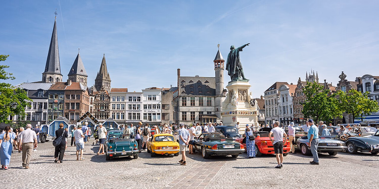 Vrijdagmarkt met het standbeeld van Artevelde en oldtimers
