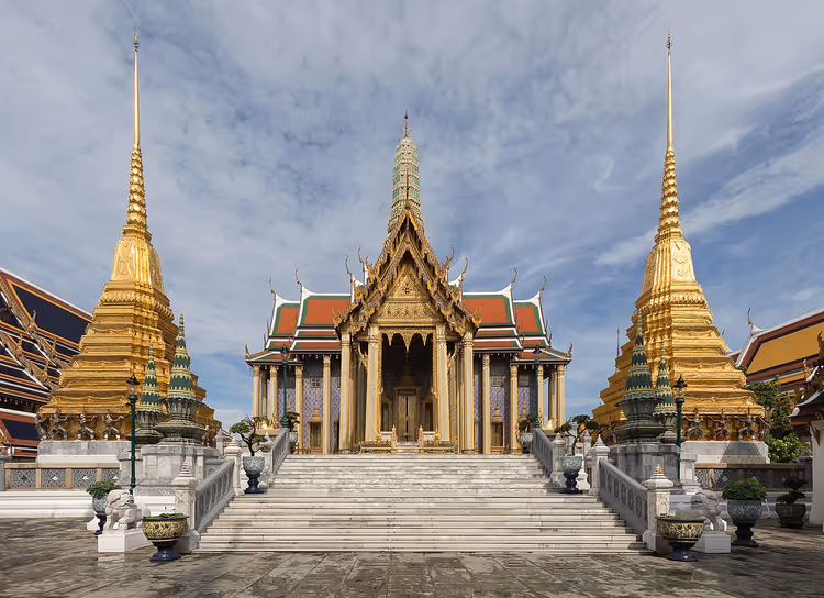 Gyllene stupor och fasaden på Wat Phra Kaew