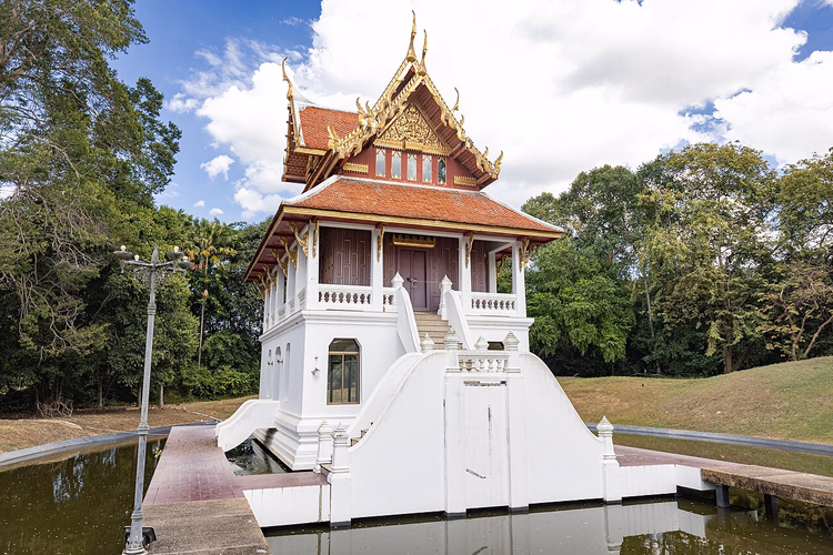 Biblioteca del tempio su uno stagno a Wat Yansangwararam