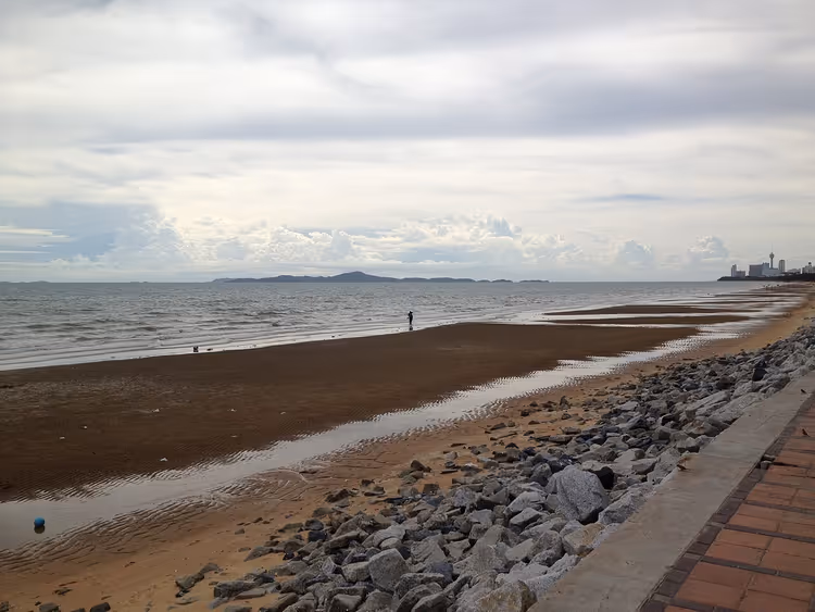 Jomtien Beach in Pattaya onder een bewolkte lucht